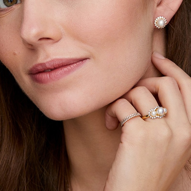 أقراط اللؤلؤ الناعمة قطعة أساسية في علبة مجوهراتك