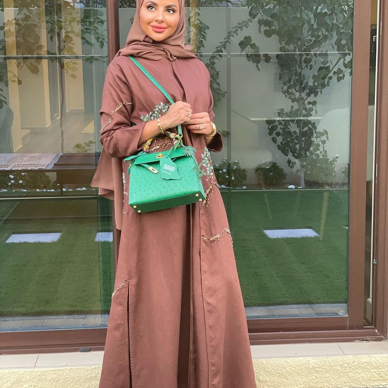 أماني الحنطي ترتدي حقيبة كيلي بجلد النعام الأخضر من Hermès