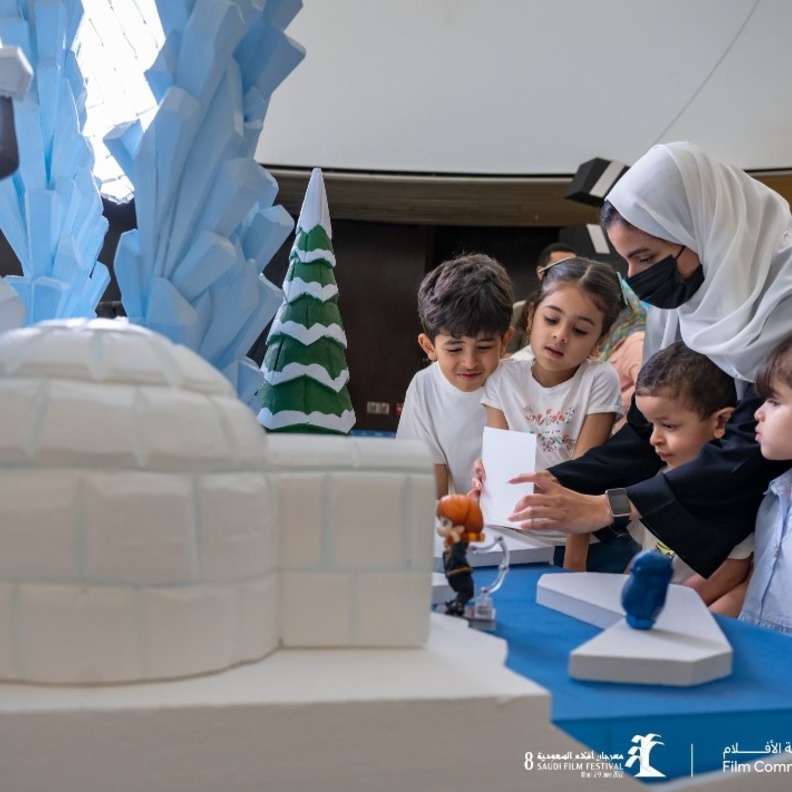 أول مجلة سينمائية ومعرض الكاميرات ومساحة تفاعلية للأطفال.. اضاءات متنوعة من مهرجان أفلام السعودية