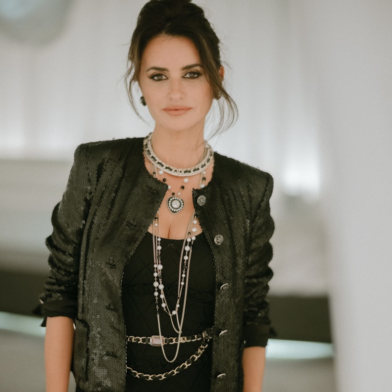 إطلالة بينيلوبي كروز سفيرة الدار التي تألقت بفستان أسود قصير من مجموعة Coco Beach