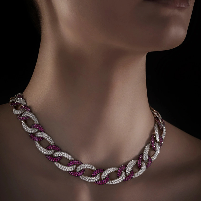 إطلالة نارية مع القلادات الفاخرة المرصعة بالياقوت الأحمر