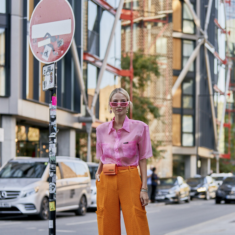 نصائح لتنسيق إطلالات ملونة لمشاوير صيف 2022