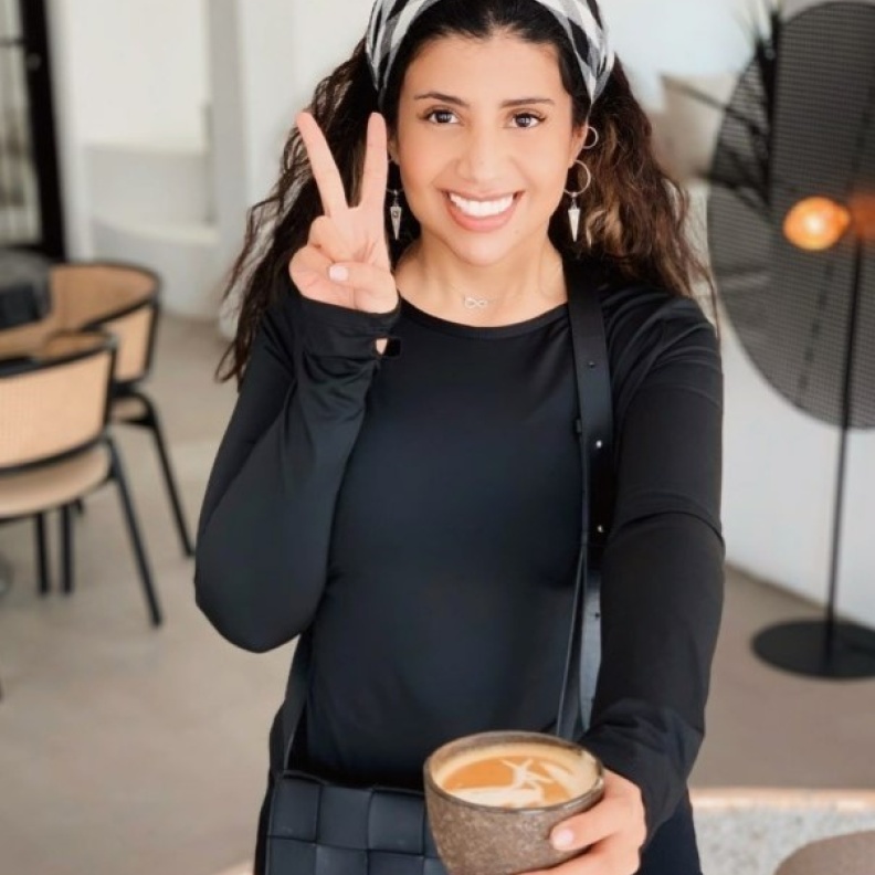 استمعوا إلى الفنانة الصاعدة "أروى السعودية" وصوتها الأنثوي الجاذب في "قارئة الفنجان"