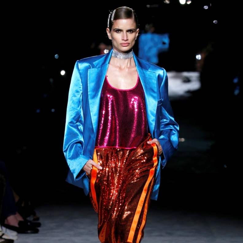 استوحي من عرض Tom Ford تنسيق الفستان الترتر الملوّن مع البليزر