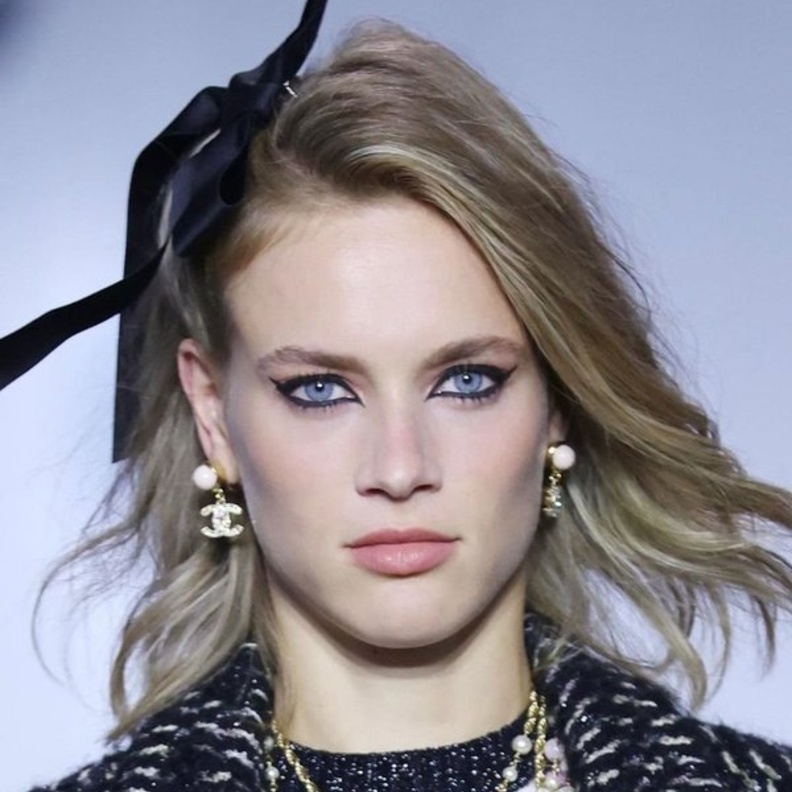 اطلالات مكياج CHANEL القوي والاسود - الصورة من صفحة model all day all day