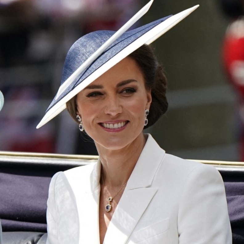 صيحات جمالية تناسب الملابس البيضاء طبّقيها بأسلوب كيت ميدلتون 2022