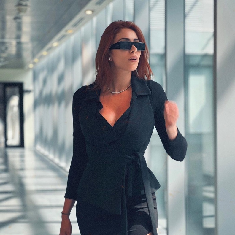 اعتمدت دانييلا البليزر الأسود في إطلالتها بطريقة عصرية للغاية