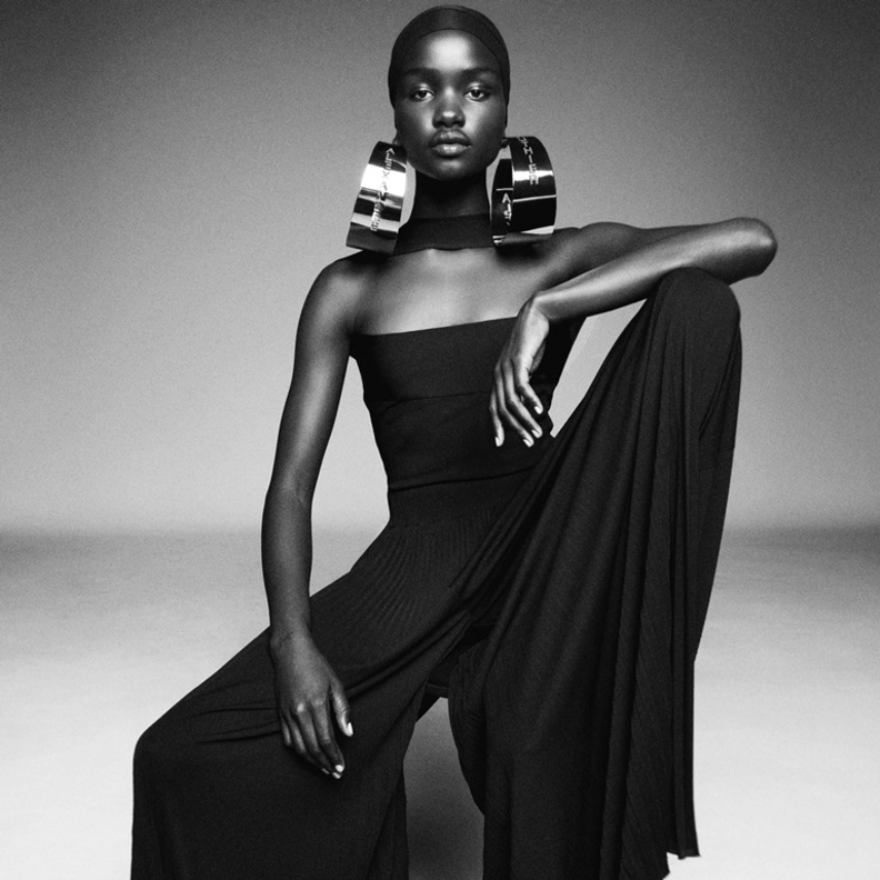 الجمبسوت الاسود من تصميم Alexandre Vauthier