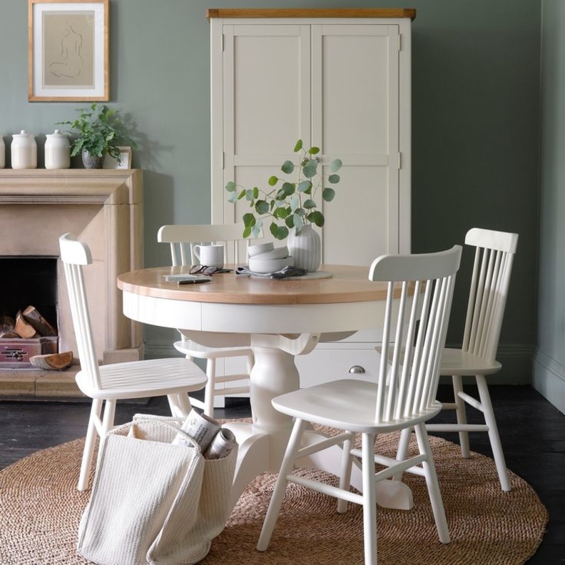 السجادة الدائرية في ديكور غرفة طعام صغيرة