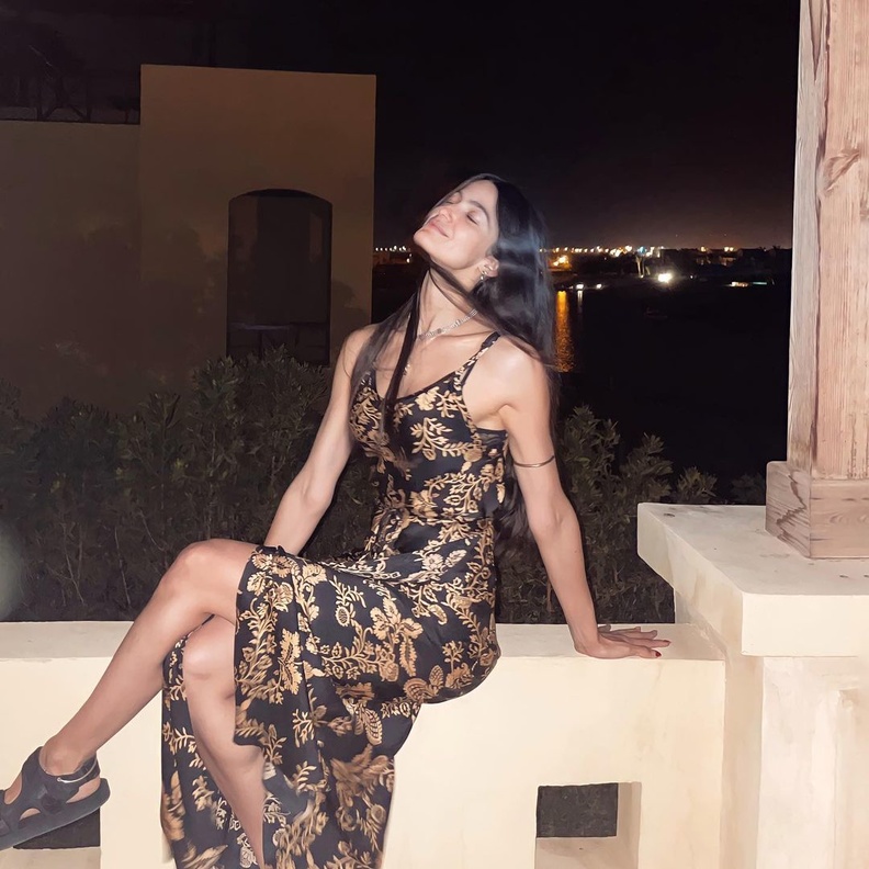 الفستان الأسود المزيّن بنقشات ذهبية ونسّقي معه الحذاء الأسود بكعب مسطّح