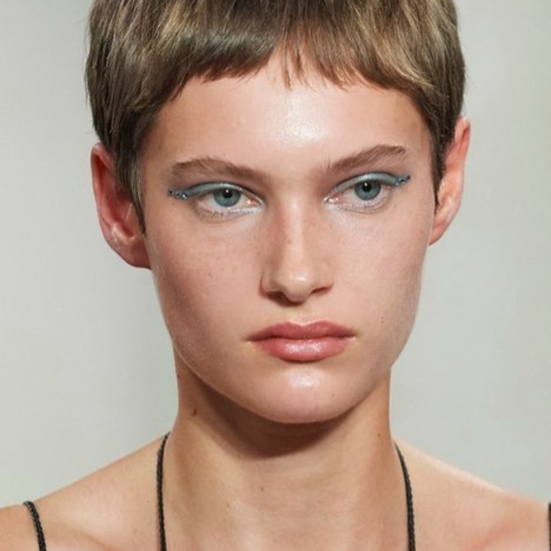 تعلّمي طرق وضع ألوان مكياج جريئة لسهرات الصيف