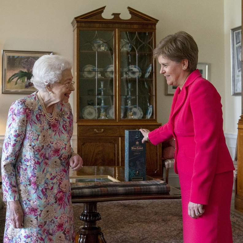 بدت إطلالة الملكة إليزابيث متألقة بالفستان الملوّن والمزيّن بنقشة الورود