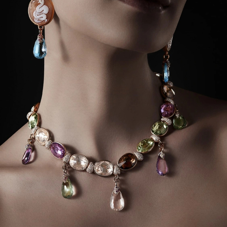 تألقي بالأقراط المتدلية من أحدث مجموعات المجوهرات الفاخرة