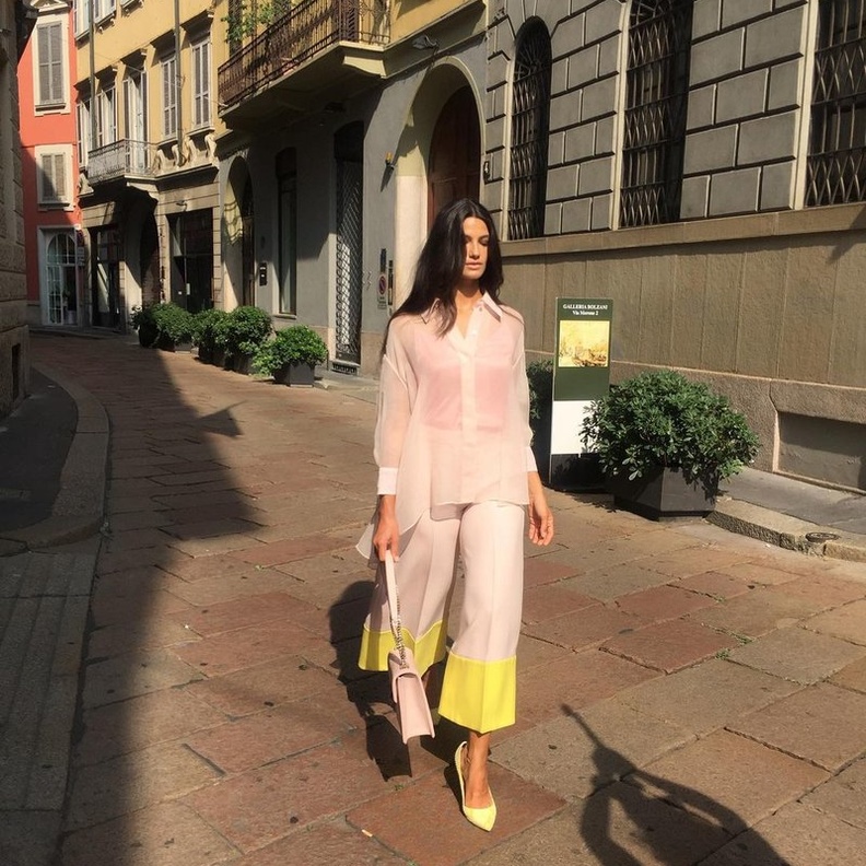 تارا عماد في تنسيق شبابي أكملته بحذاء باللون الأصفر