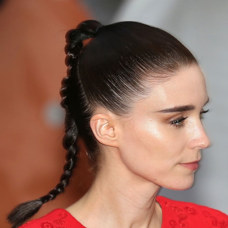 تسريحات شعر الضفائر الطويلة المرفوعة مع ذيل الحصان العالي بأسلوب Rooney Mara