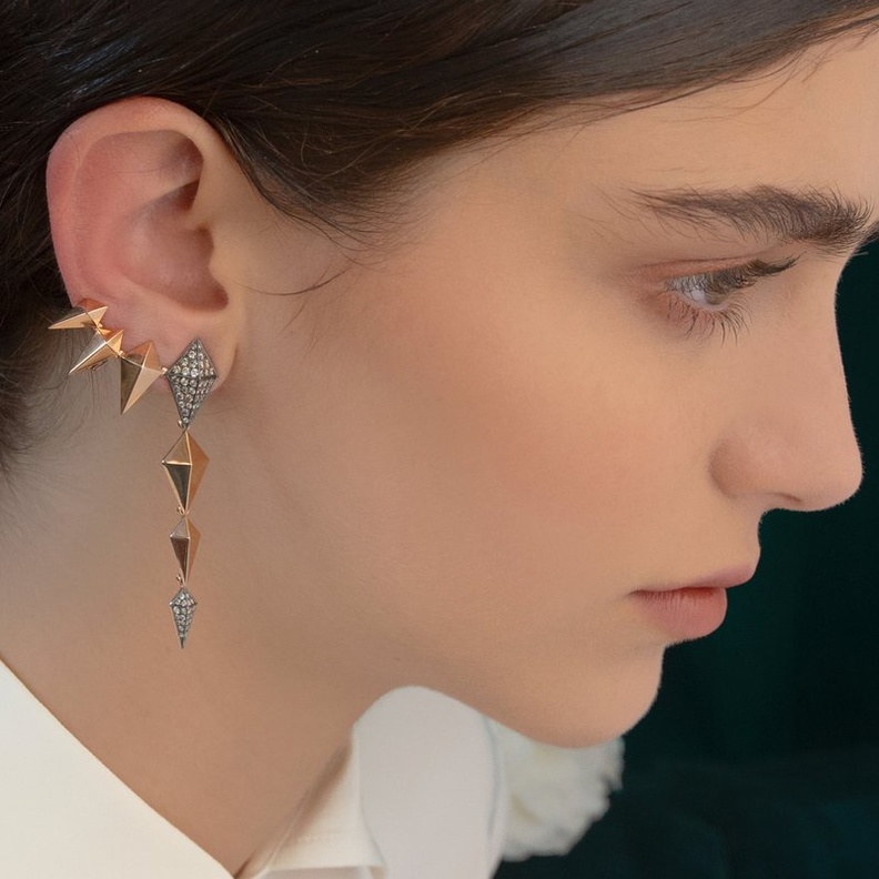 تصاميم أقراط غير متماثلة تعبر عن الجرأة والتميز في ربيع 2022