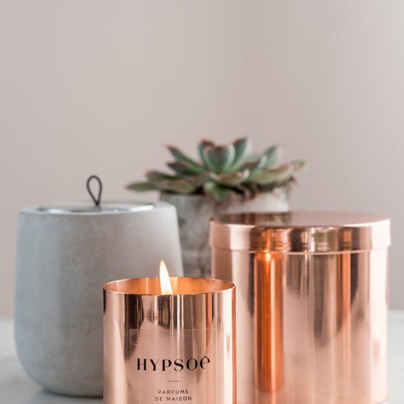 تصاميم شموع عطرية بأوعية نحاسية تليق بديكورات الحمامات