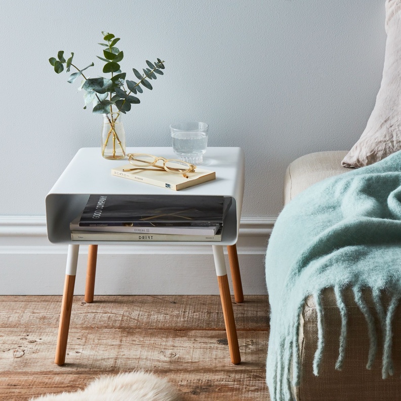 تصميم طاولة جانبية لغرف النوم من المعدن والخشب