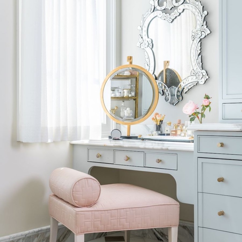 تصميم طاولة مكياج بألوان الباستيل