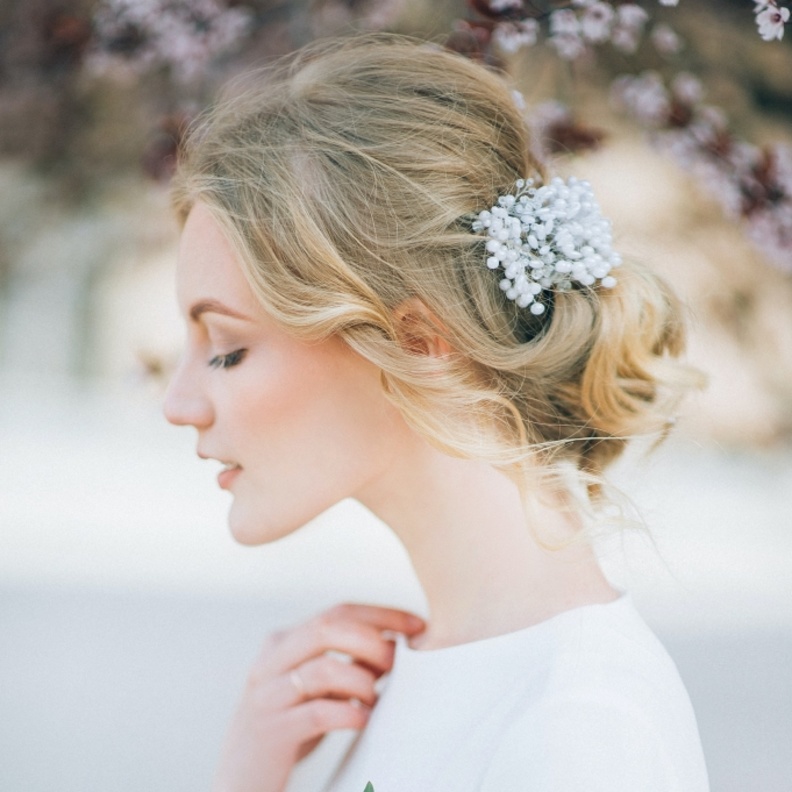 تكثيف وفرد شعر العروس بخلطات عصير البصل وزيت الزيتون