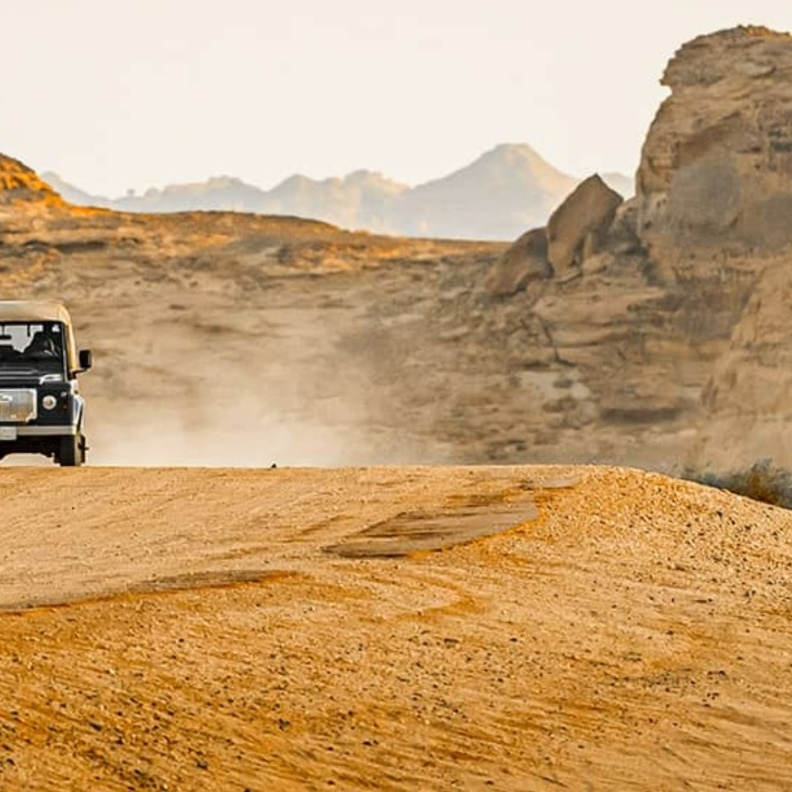 جولة سيارات اللاندروفر الكلاسيكية في الحِجر