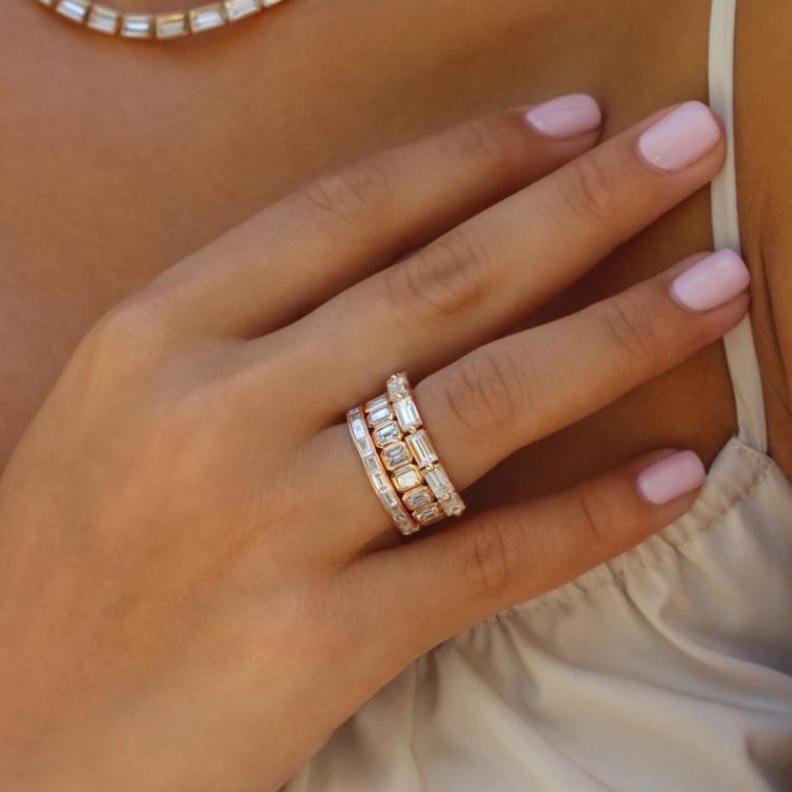 خاتم EMERALD CUT DIAMOND BEZEL من Anita Ko