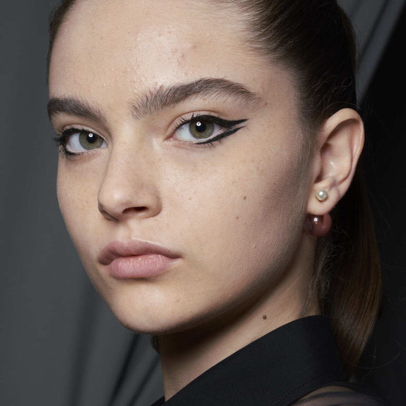 أبرز حيل المكياج لتثبيت خطوط الآيلاينر طوال النهار في صيف 2022