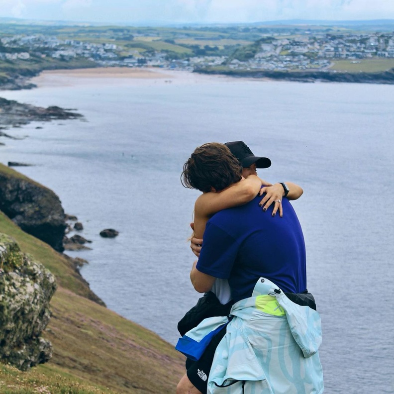 خطوبة المغني البريطاني أولي مورس وخبيرة اللياقة البدنية أماليا تانك