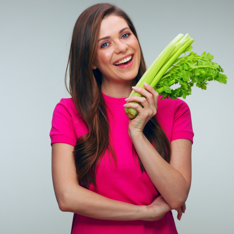 لماذا يجب على النساء الإكثار من تناول الكرفس