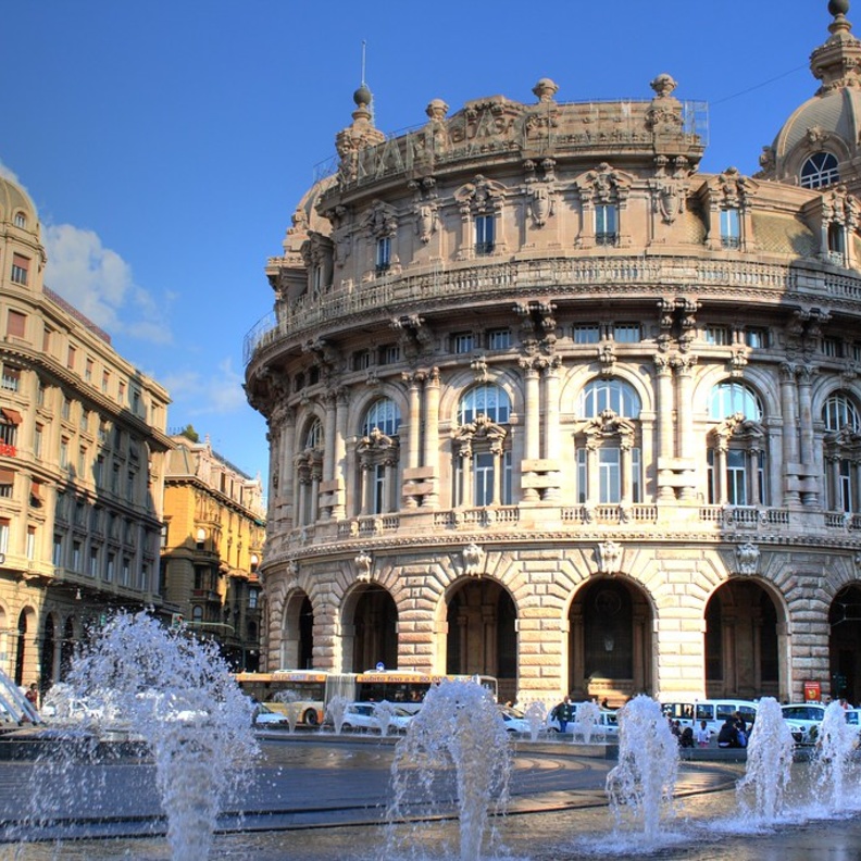 ساحة دي فيراري وجهة جذابة في جنوة بواسطة Davide Simonetti