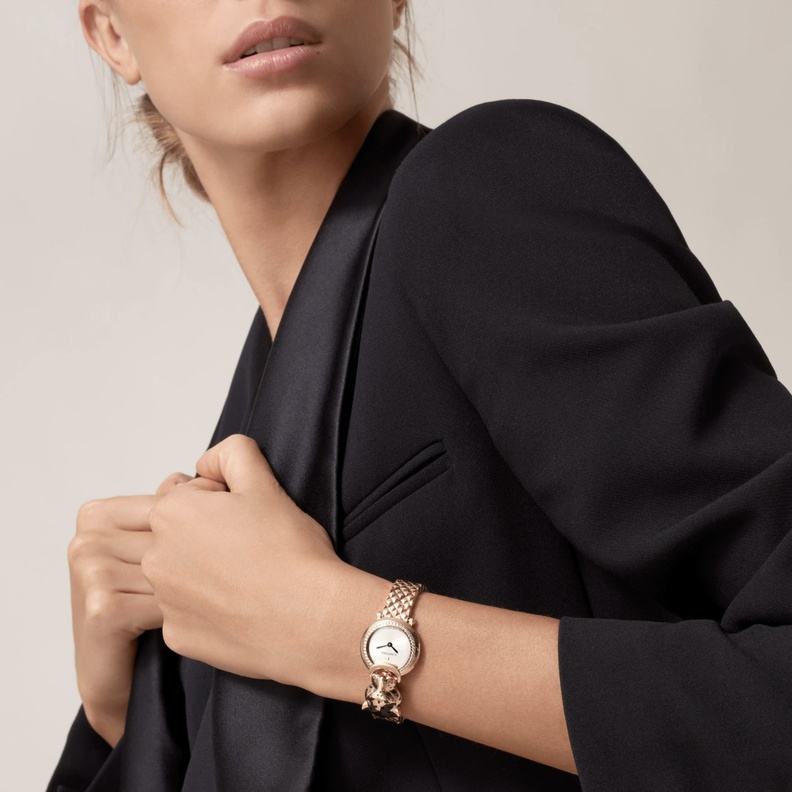 ساعات نسائية مميزة بميناء ذهبي