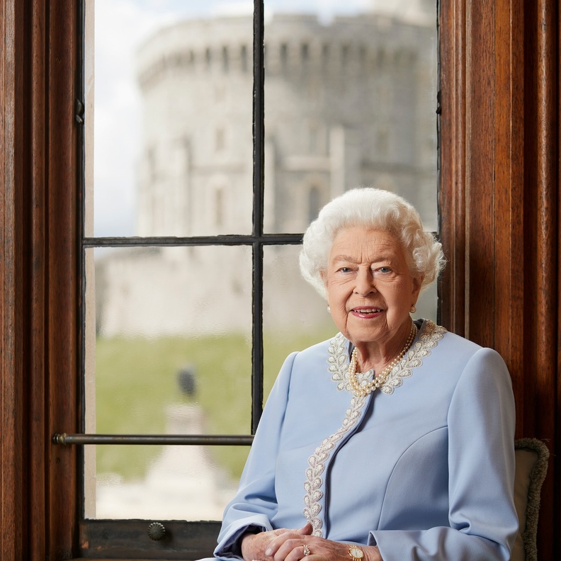 صورة رسمية جديدة لإطلالة الملكة إليزابيث إحتفالًا باليوبيل البلاتيني