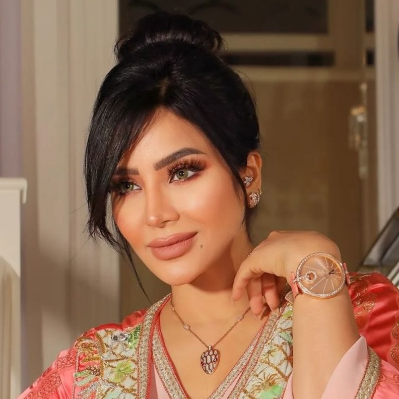 تسريحات شعر كعكة بأساليب مختلفة استلهمي خطواتها من إطلالات لجين عمران