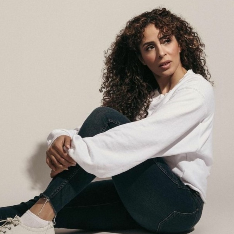 "عائشة كاي" أول فنانة سعودية تنضم إلى نقابة الممثلين الكندية