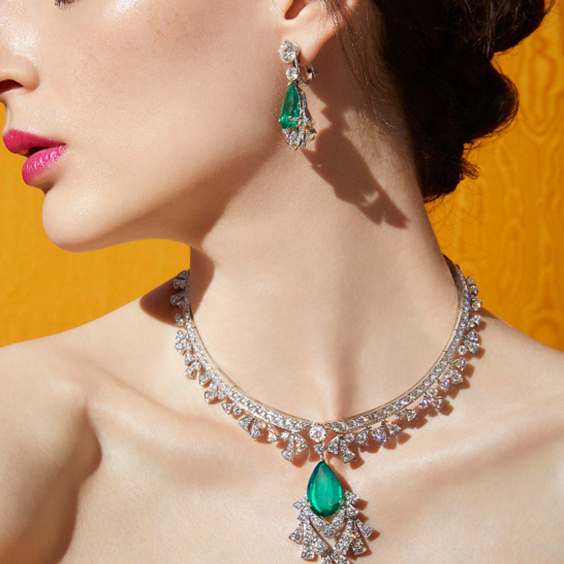 عقد باروكو بريشس فيذرز المرصع بالزمرد وأحجار والألماس