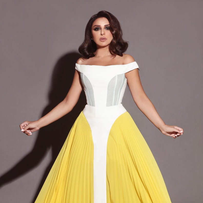 فساتين خطوبة بأكمام منسدلة انستقرام@anghamofficial