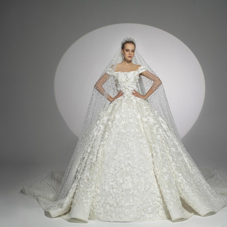 المصمم نجا سعادة لـ"هي": لكلّ فستان حكاية... وقلبي مع الأسود والأحمر