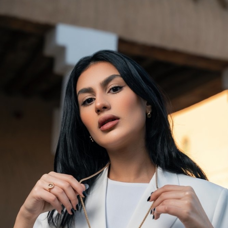 قطعة مستوحاة من عجلة المياه السعودية من مجموعة دلال للمجوهرات