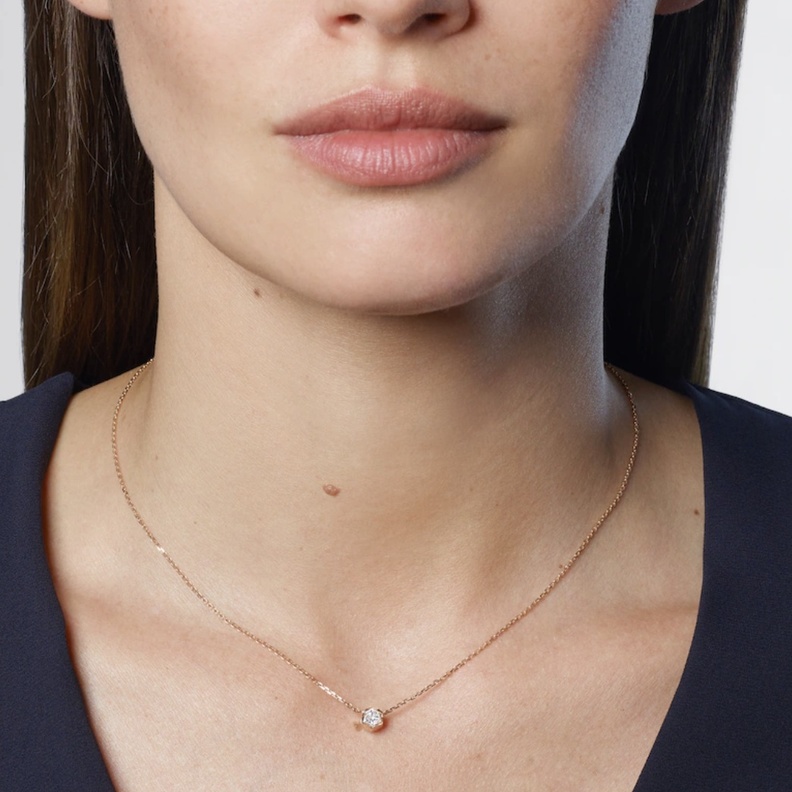 قلادات ذهبية مرصعة بالألماس من دار شوميه