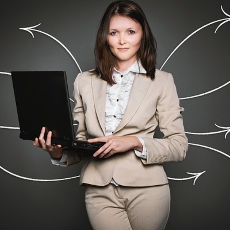 ما هي أهمية تعزيز الثقة بالنفس للمرأة وخطواتها