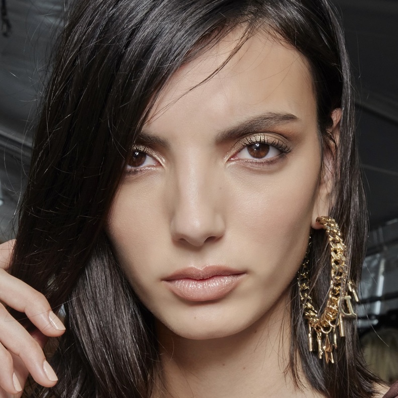 تسريحات شعر عصرية تناسب صاحبات الشعر الخفيف من الأمام