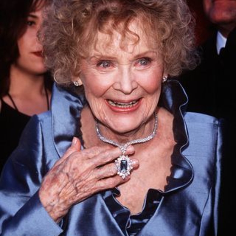 من تصميم هاري وينستون غلوريا ستيوارت بعقد قلب المحيط