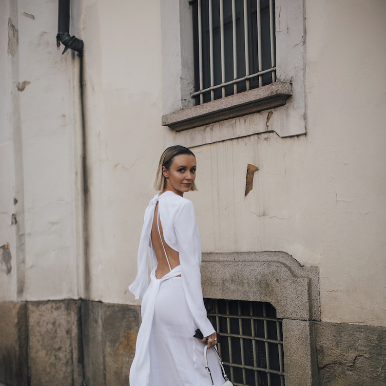 موديلات فساتين بيضاء ناعمة لاطلالتك الصيفية 