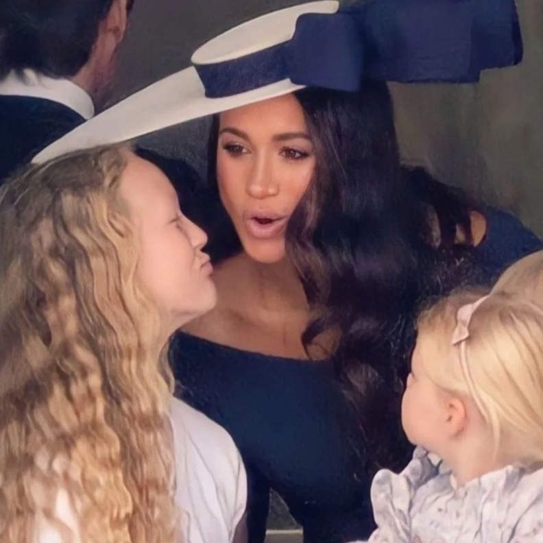 ميغان ماركل تتألق بجمال راق وتعود الى بريطانيا للاحتفال باليوبيل البلاتيني للملكة