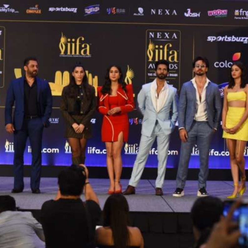 نجوم بوليوود يصلون إلى أبو ظبي لحضور حفل جوائز الأكاديمية الدولية للفيلم الهندي