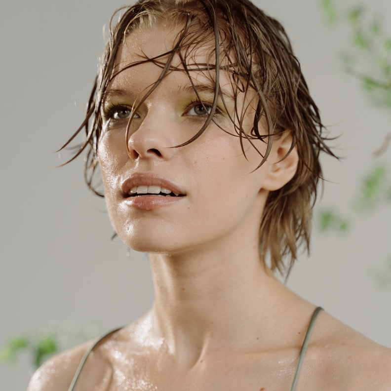 نصائح طبيعية فعالة لترطيب البشرة الدهنية