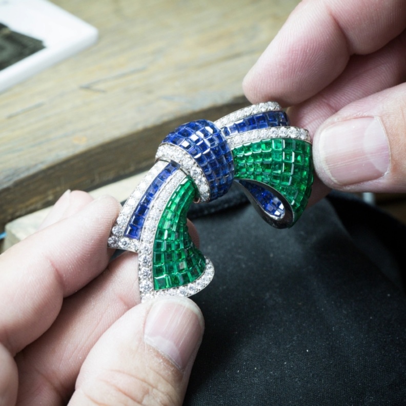 نظرة فاحصة على تقنية  Mystery Settingمن فان كليف أند آربلز