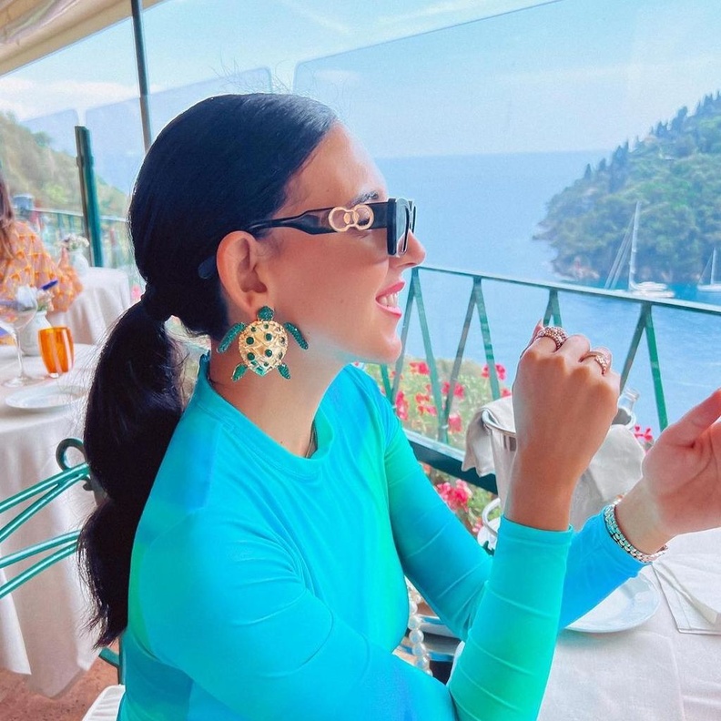 هادية غالب بأقراط السلحفاة