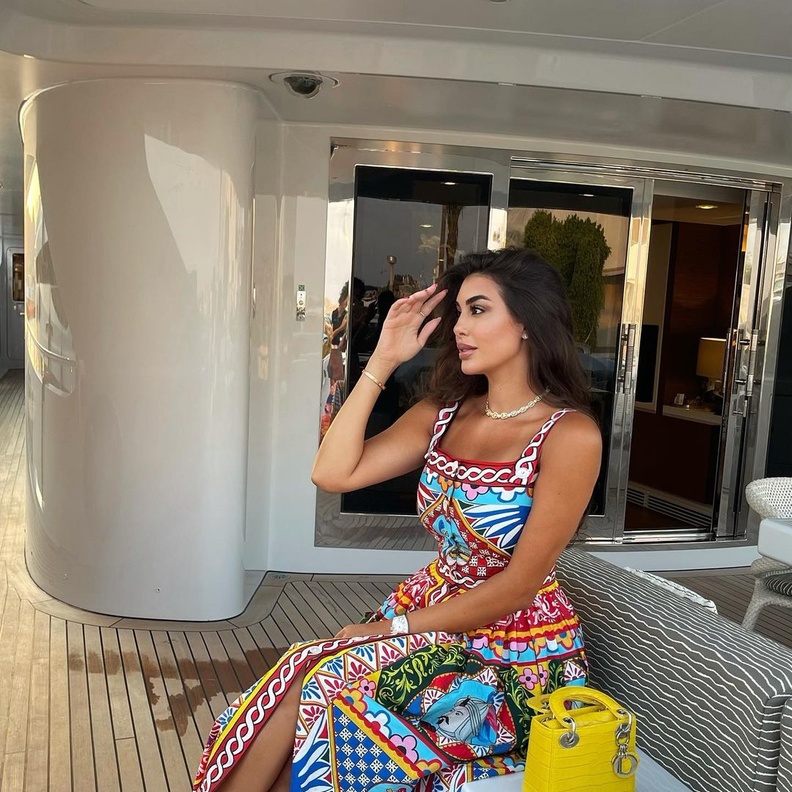 موديلات فساتين بنقشات ملونة لصيف 2022 من وحي النجمات 