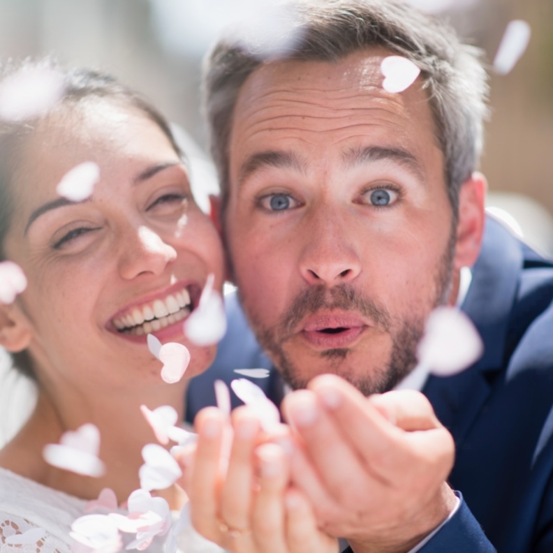 يرغب الكثير من العرسان الزواج من دون التورط بدفع تكاليف باهظة الثمن